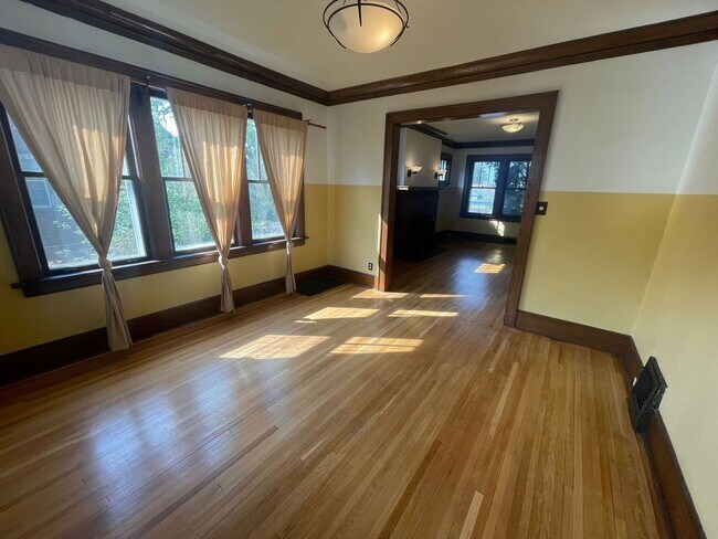 Building Photo - 414 N 19th Ave E