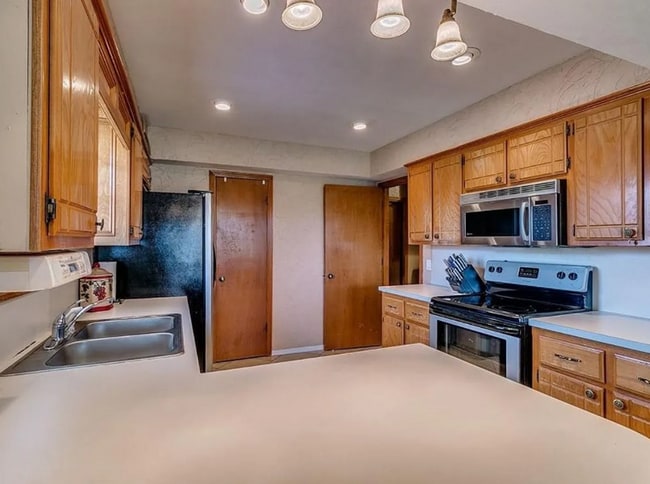 Building Photo - Charming 3-Bedroom Home — Spacious Corner Lot in Del City!