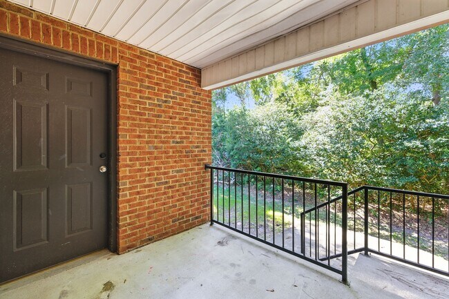 Building Photo - 1905 Honeysuckle Dr