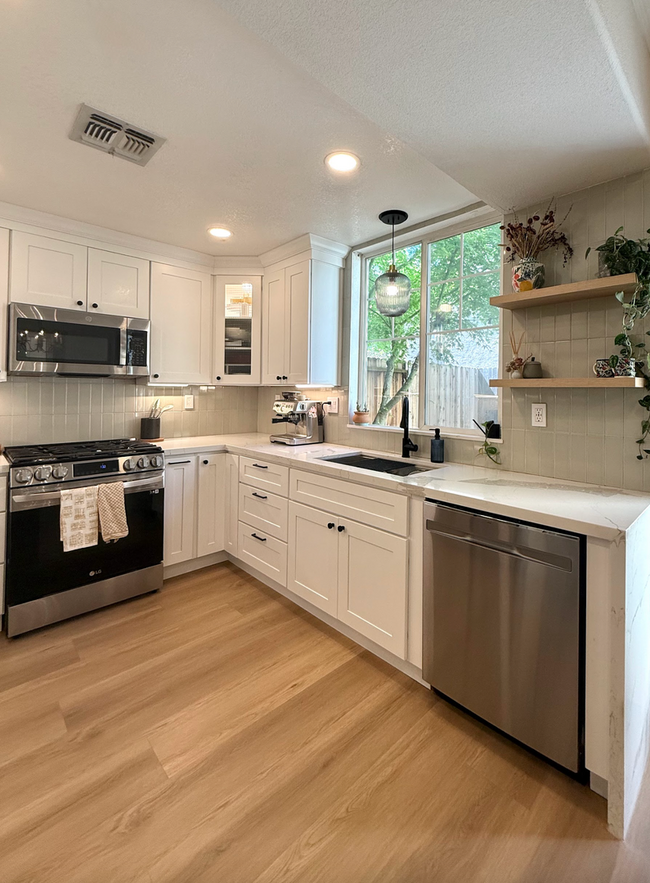 Building Photo - Beautiful Renovated Midtown Home!