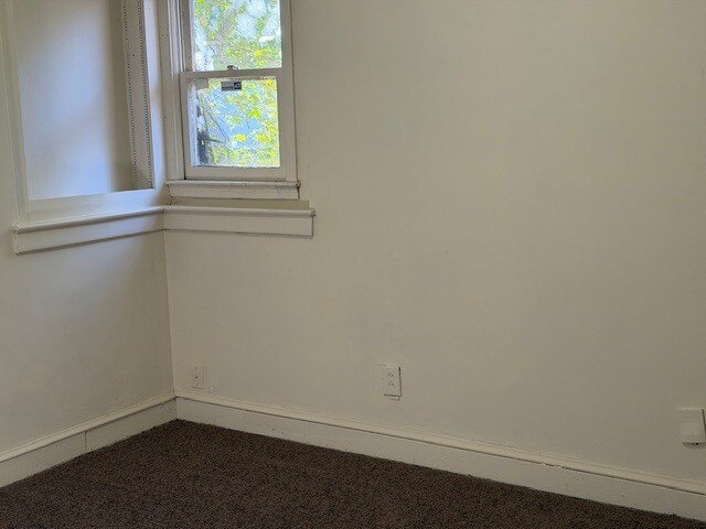 Building Photo - 8 Ridgeway Dr