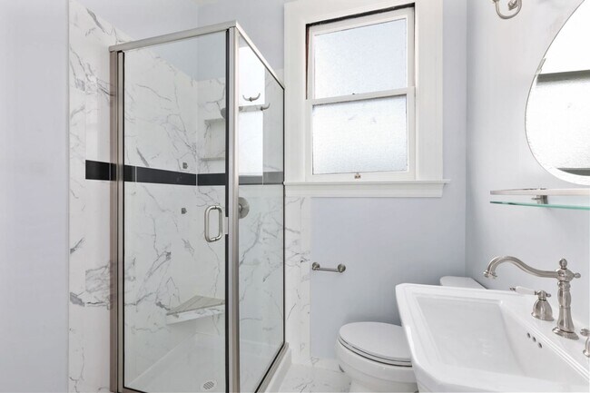 Building Photo - Lower Haight: Remodeled Top Floor 1 Bed 1 Bath near Duboce Park