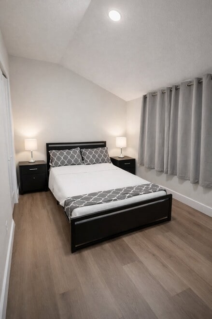 Building Photo - 801 E Knollwood St