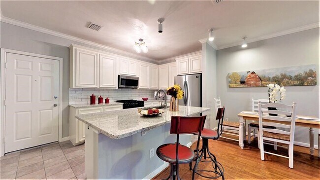 Building Photo - 2104 Gillette St