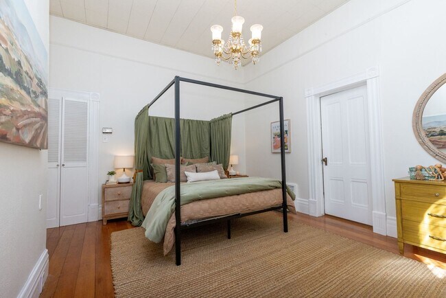 Building Photo - 703 Manzanita Ave