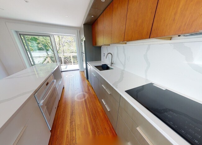 Building Photo - 15 Colbourne Crescent