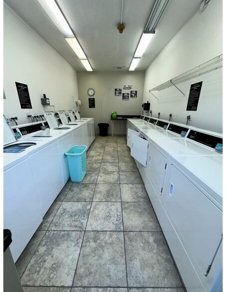 Community Laundry Room - 521 N Riverside Dr