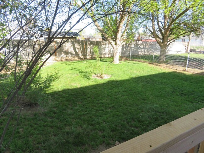 Building Photo - Huge Tri-Level Duplex