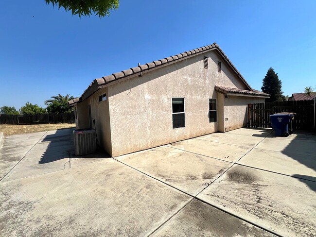 Building Photo - 308 Lake Valley Dr