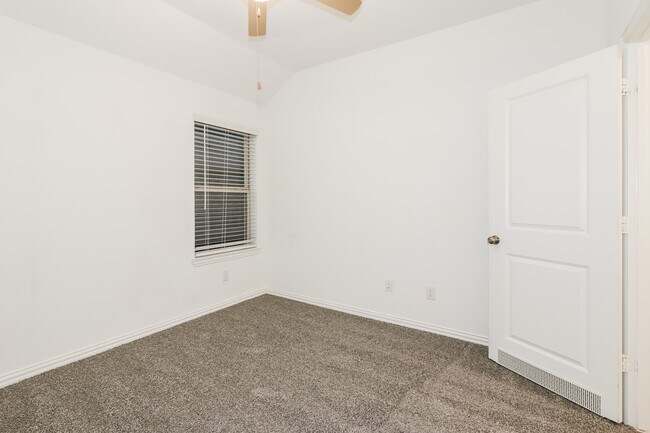 Building Photo - 14002 Oakdale Falls Ln
