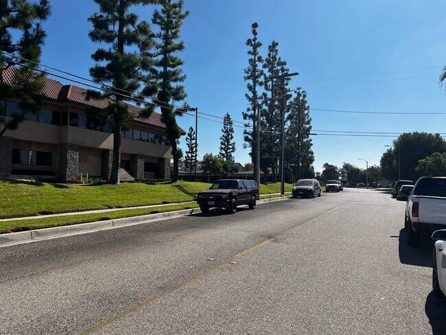 Building Photo - Modern Retreat with Spacious Yard & Cozy Interiors