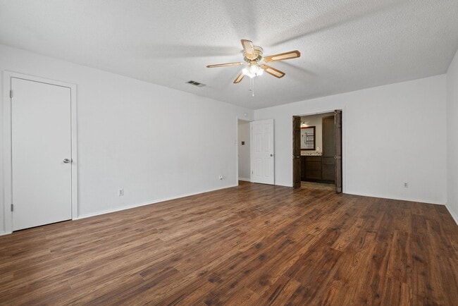 Building Photo - Happiness on Harcourt!