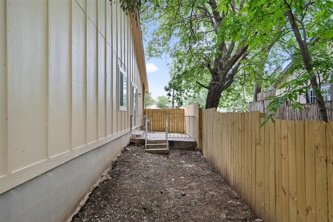 Building Photo - 1800 Nicole Cir