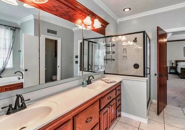 Building Photo - Executive Living in Norman complete with N...