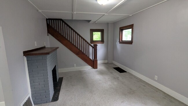 Building Photo - Charming 3-bedroom, 1-bathroom home locate...
