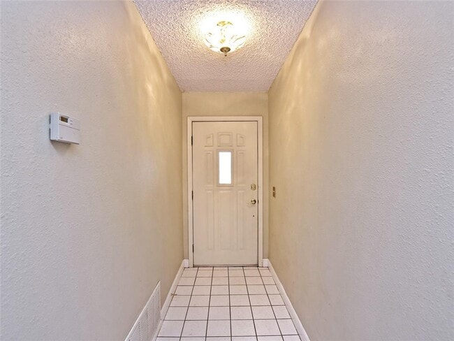 Building Photo - 2407 Versailles Dr