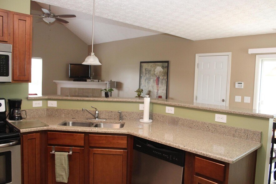 Building Photo - 96 Arrowfeather Ln