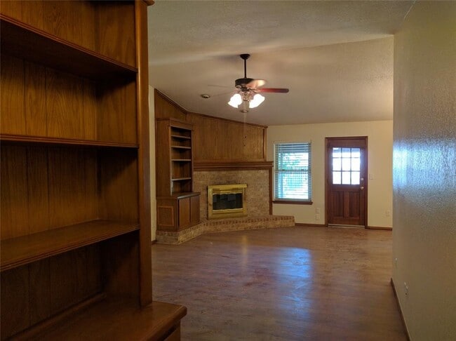 Building Photo - 2119 Teresa Dr