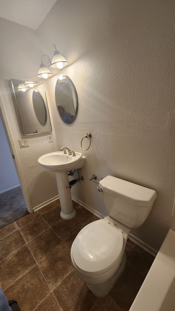 Building Photo - 2 Bedroom, 2 Bath Condo in Eastlake Shores