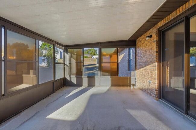 Building Photo - 536 Gaspar Ave