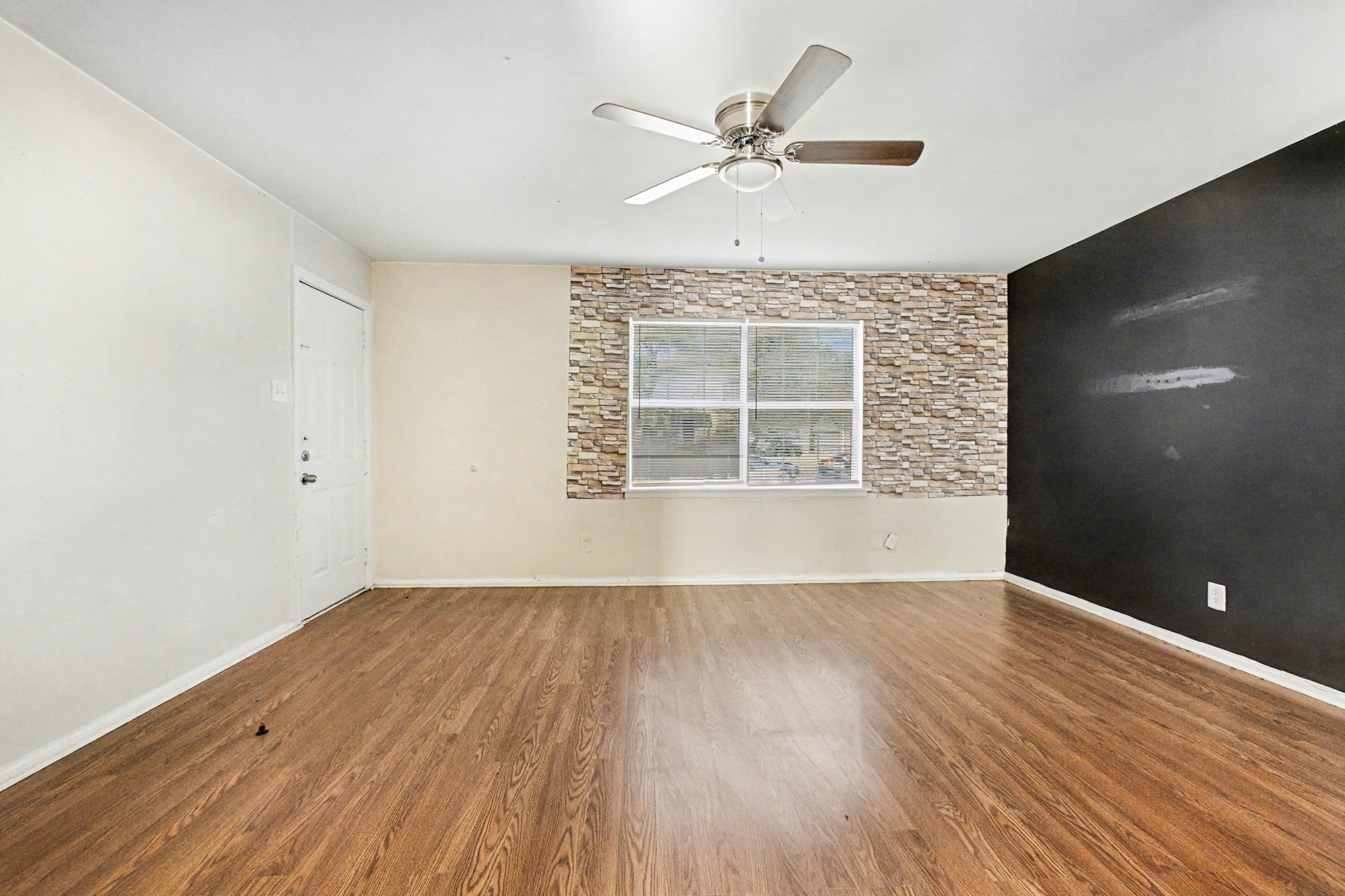 Building Photo - 2216 Riverview Dr