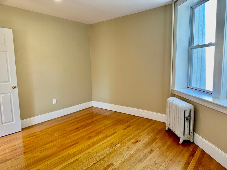 Building Photo - 74 Egmont St