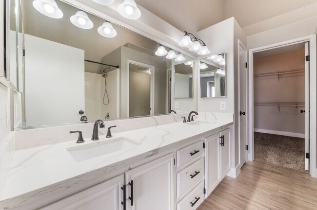 Building Photo - Charming 2-Bedroom Condo with Modern Comforts!