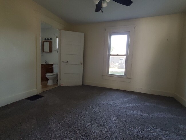 Building Photo - 2 Bedroom House in Clinton, IN