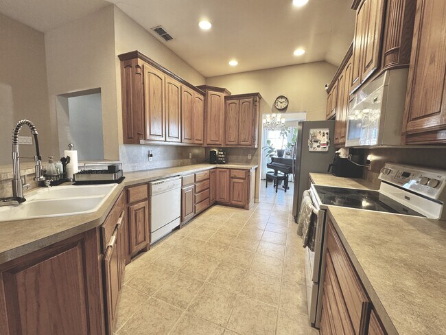 Building Photo - 5400 Flo Dr