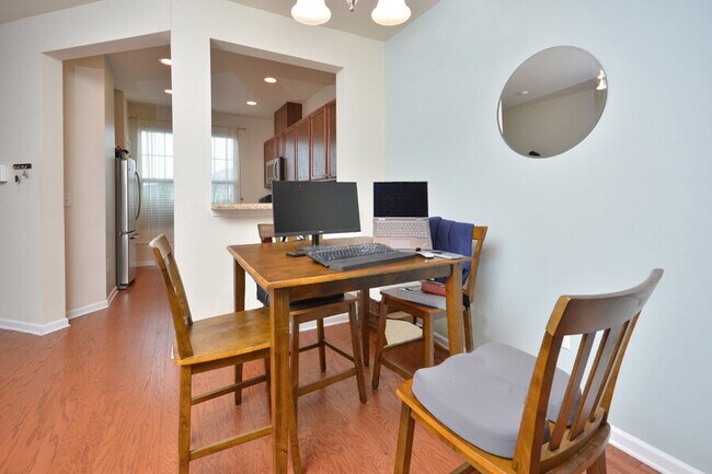 Building Photo - Modern 2BR/2.5BA Townhome in Stratford Lak...