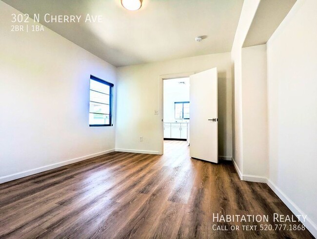 Building Photo - Gorgeous 2 bed/1 bath University Newly Ren...