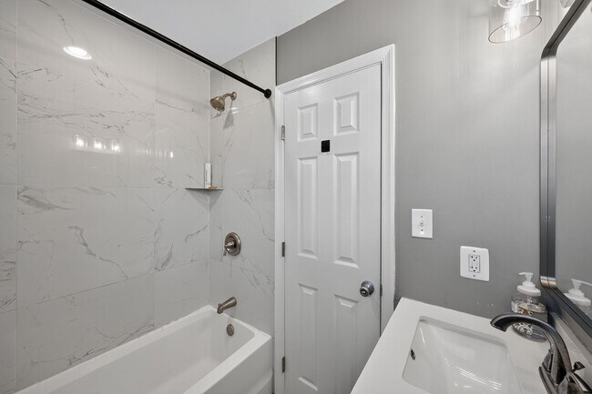 Building Photo - Updated Single-Family Home for Rent in Fairlawn