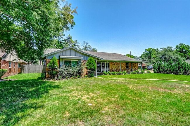 Building Photo - Very attractive home on large corner lot.