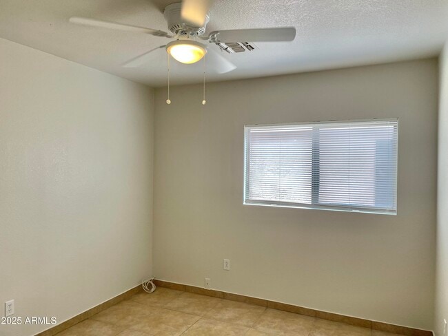 Building Photo - 1002 E Arabian Dr