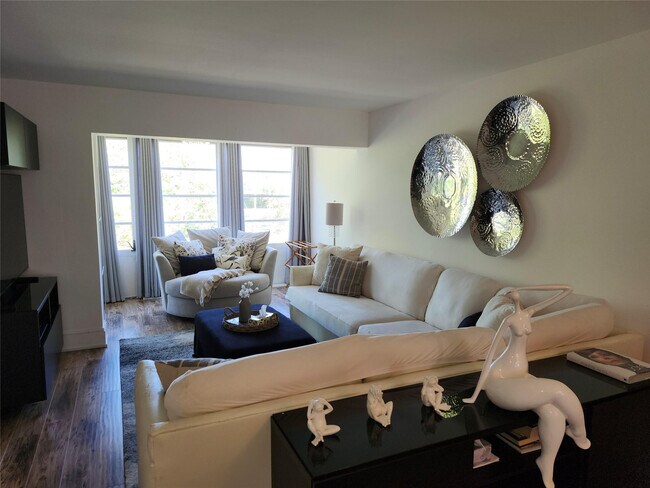 Building Photo - 301 Cambridge Rd