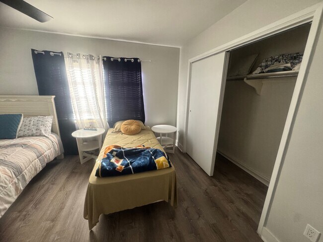 Building Photo - 734 Memorial Dr