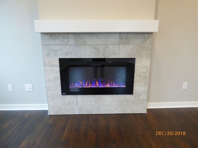 Building Photo - 2bd/2.75ba Lynnwood Townhome