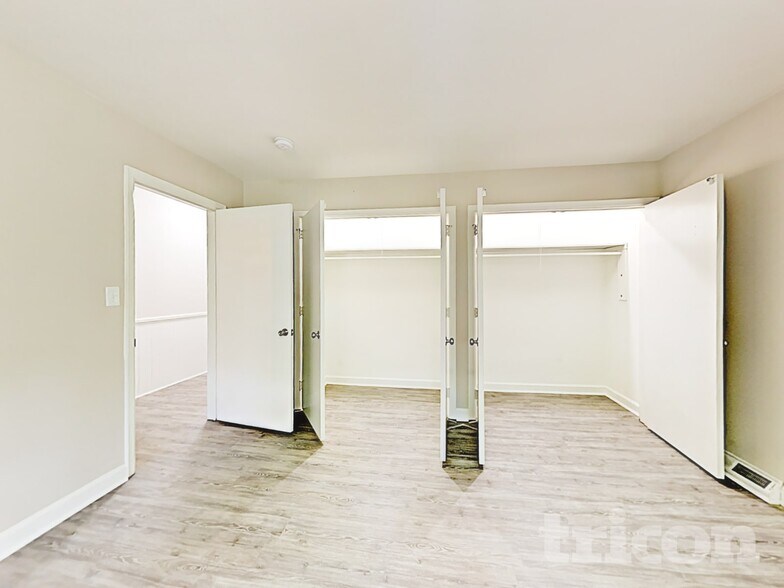 Building Photo - 1122 Paramount Cir