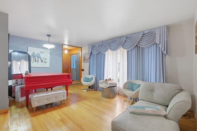 Building Photo - 9728 S Tripp Ave