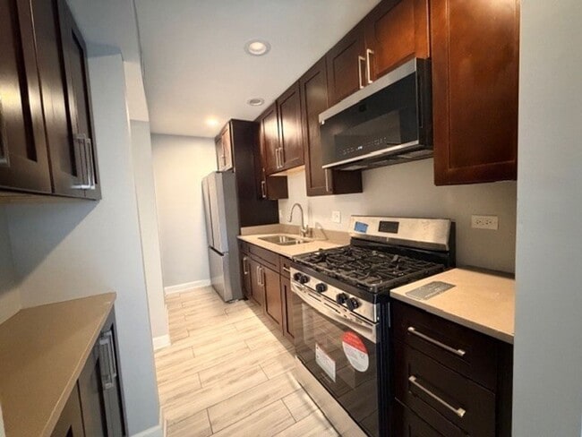 Building Photo - Large 3 Bedroom 1 Bath Townhome