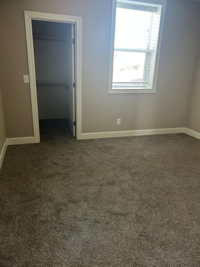 Building Photo - 4 bedroom house with a beautiful view!! **...