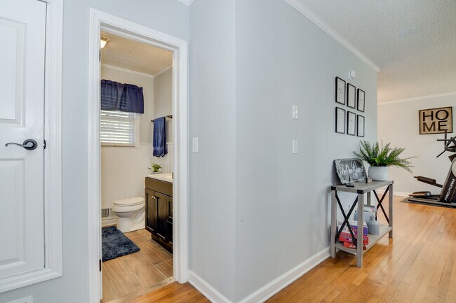 Building Photo - 1127 Magnolia Dr