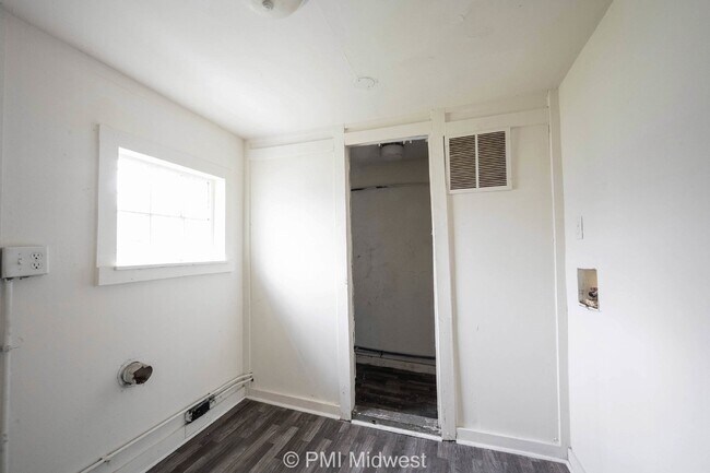 Building Photo - "Charming Duplex Retreat: Spacious 2-Bedro...