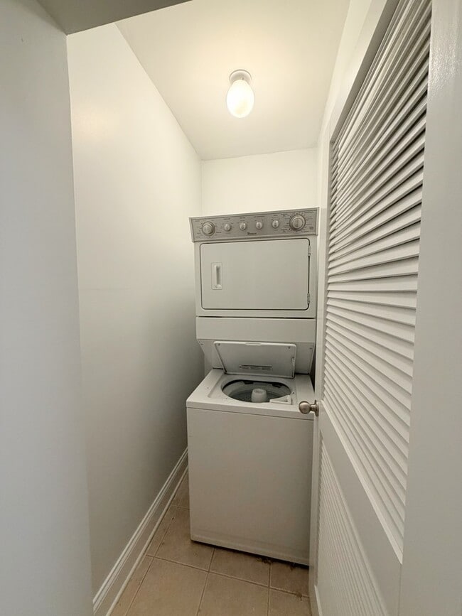 Building Photo - 1416 W Lunt Ave