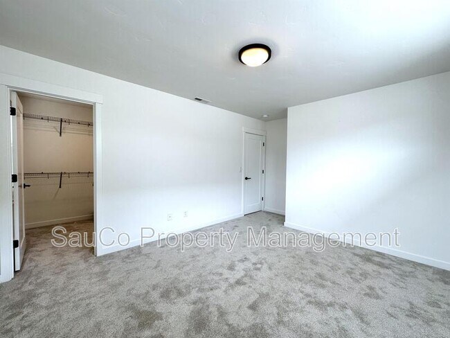 Building Photo - 6442 SE Provence St