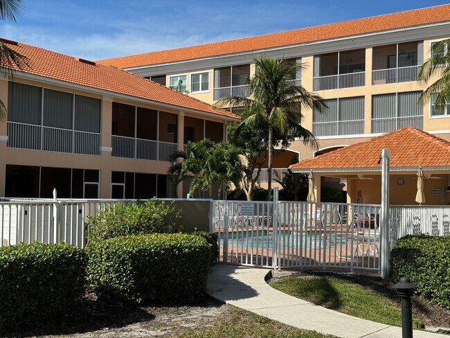 Building Photo - Newly Renovated & Available Now - Furnishe...