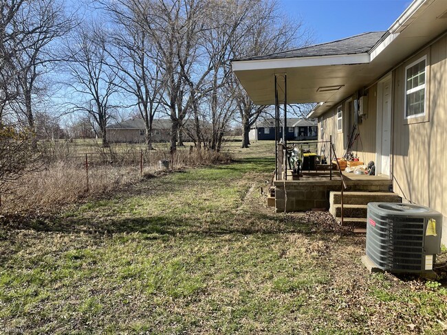 Building Photo - 2 br, 1 bath Duplex - 2379 Locust Road 126...