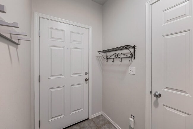 Building Photo - Looking for a place to call home, look no further.  Move-in ready, call and schedule a showing.