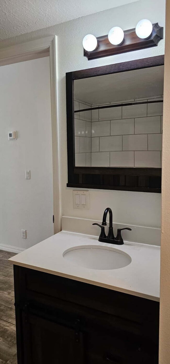 Building Photo - Modern Comfort Meets Classic Charm – 2/2 H...