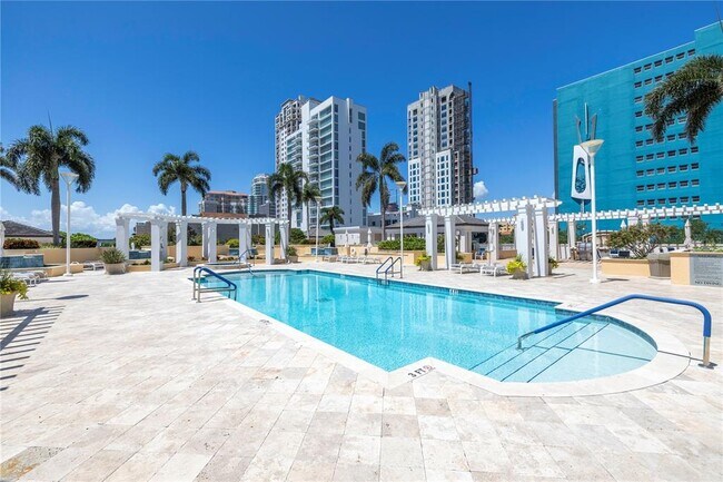 Building Photo - 400 Beach Dr NE